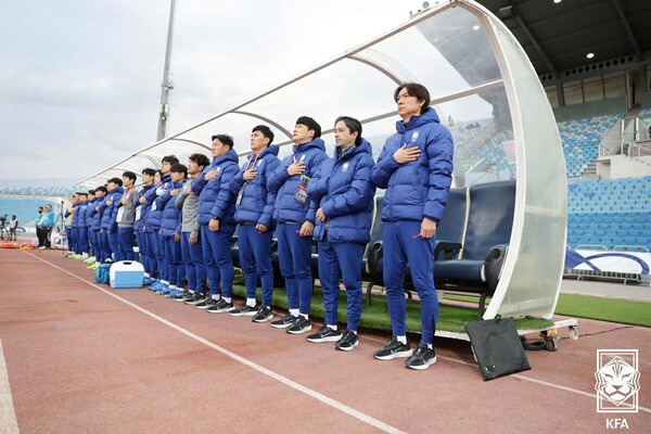 대한민국 대표팀의 홍명보 감독이 19일(한국시간) 팔레스타인과 국제축구연맹(FIFA) 2026 북중미 월드컵 아시아 3차 예선 B조 6차전에서 국민의례 중이다. 사진┃대한축구협회