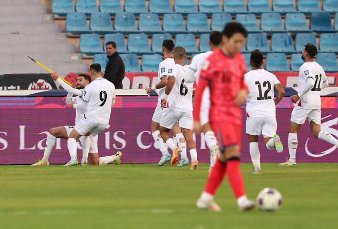 실점 허용한 한국

    (암만[요르단]=연합뉴스) 황광모 기자 = 19일 오후(현지시간) 요르단 암만 국제경기장에서 열린 2026 북중미 월드컵 아시아 3차 예선 B조 한국과 팔레스타인의 경기.

    팔레스타인 자이드 쿤바르가 선제골을 넣은 뒤 기뻐하고 있다. 2024.11.19

    hkmpooh@yna.co.kr

(끝)





<저작권자(c) 연합뉴스, 무단 전재-재배포, AI 학습 및 활용 금지>