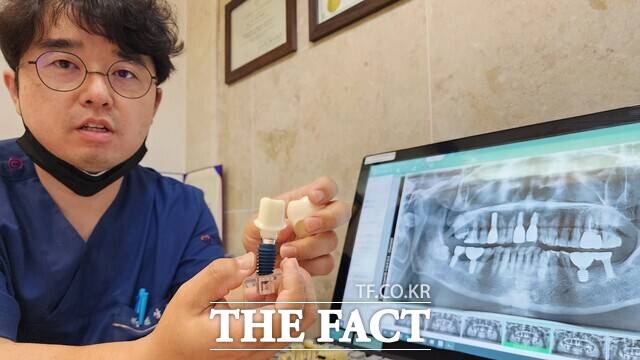 김상운 통합치의학 전문의가 임플란트의 시술 과정을 설명하고 있다. 그는 "임플란트를 시술하는 원인과 시술 방법을 정확하게 알고 있어야 허위광고에 속지 않는다"고 밝혔다./대구 더블유치과