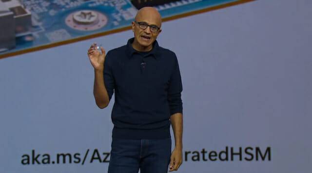 데이터센터 보호를 위한 하드웨어 보안 모듈(HSM)을 소개 중인 사티아 나델라 CEO(이미지=마이크로소프트)