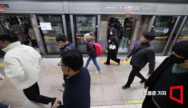 서울 지하철 1~8호선을 운영하는 서울교통공사 노동조합이 준법투쟁에 돌입한 20일 서울 5호선 광화문역에서 시민들이 지하철을 이용하고 있다. 서울교통공사 노조는 대화거부시 내달 6일부터 파업에 돌입한다. 조용준 기자
