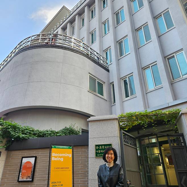 명동 한복판의 '전진상 영성센터'는 올해 복합문화공간으로 새 단장을 마쳤다. 전진상 영성센터 건물 앞에 선 신선미 센터장. /김한수 기자