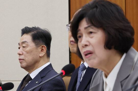 10월 22일 국정감사에서 강정애 국가보훈부 장관(오른쪽)이 의원 질의에 답변하고 있다. 사진=연합뉴스