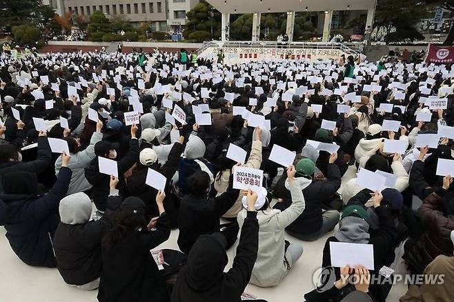 20일 오후 서울 성북구 동덕여대 학생들이 교내 운동장에서 학생총회를 열고 '동덕여대의 공학 전환'과 관련 찬반투표를 하고 있다.ⓒ연합뉴스