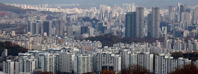 서울 아파트 가격이 큰 폭으로 오르면서 내년 강남권 아파트 보유세가 올해보다 20~30% 상승할 것으로 전망된다. 19일 한국부동산원에 따르면 올해 9월까지 서울 아파트 실거래가 지수는 8.1% 올랐다. 9월 지수가 하락했고 12월까지 하락세가 이어져도 작년보다 아파트 공시가격이 올라 보유세는 상승분 만큼 높아질 수 있다. 19일 서울 시내 아파트단지의 모습. 2024.11.19. [서울=뉴시스]