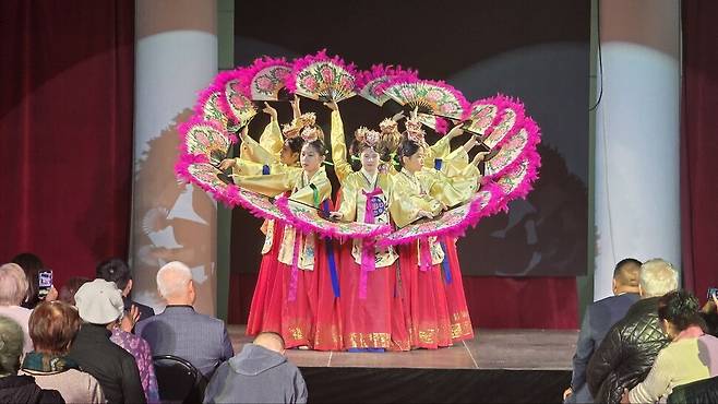 러시아 블라디보스토크 아르촘에서 20일 개막한 고려인·한인의 러시아 연해주 이주 160돌 기념 문화 교류 행사에서 아르촘 칠성가무단이 부채춤을 선보였다. 고려인·한인 러시아 연해주 이주 160돌 기념사업 추진위원회 제공