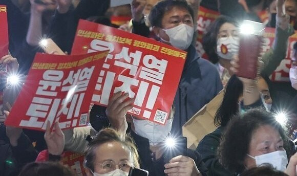 지난달 29일 오후 서울 청계광장 인근에서 촛불전환행동 주최로 열린 윤석열 정부의 퇴진을 요구하는 제12차 촛불집회에서 참가자들이 LED촛불과 휴대전화 손전등을 켜고 있다. 연합뉴스