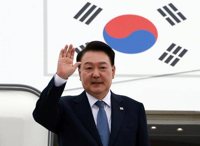 윤석열 대통령이 20일(현지시간) 아시아태평양경제협력체(APEC) 및 19차 주요 20개국(G20) 정상회의 일정을 마치고 브라질 리우데자네이루 갈레앙 공군기지에서 귀국하며 공군 1호기 올라 인사하고 있다. 리우데자네이루=연합뉴스