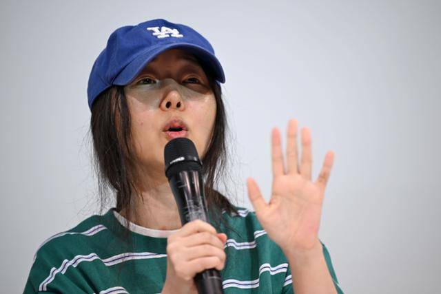 민희진 어도어 대표가 지난 4월 서울 서초구 한국컨퍼런스센터에서 열린 긴급 기자회견에서 자신에 대한 하이브 측의 내부감사에 대한 입장을 밝히고 있다. 한국일보 자료사진