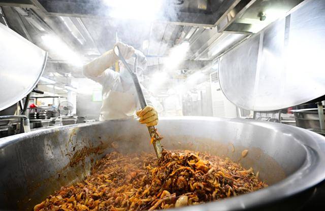 전국학교비정규직연대회의는 20일 국회 소통관에서 기자회견을 열고 다음 달 6일 총파업을 실시한다고 밝혔다. 학교 급식실 조리실무원과 돌봄교실 지도사 등이 파업에 참여할 예정이다. 사진은 대구의 한 고등학교에서 조리실무원들이 중화비빔밥 소스를 조리하는 모습. 대구=최주연 기자