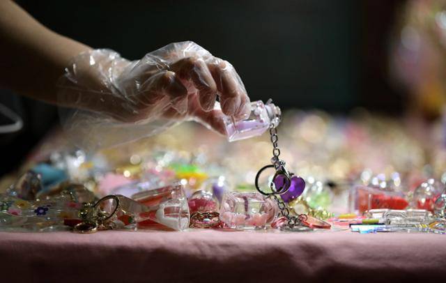 다양한 핸드메이드 열쇠고리. 뉴시스