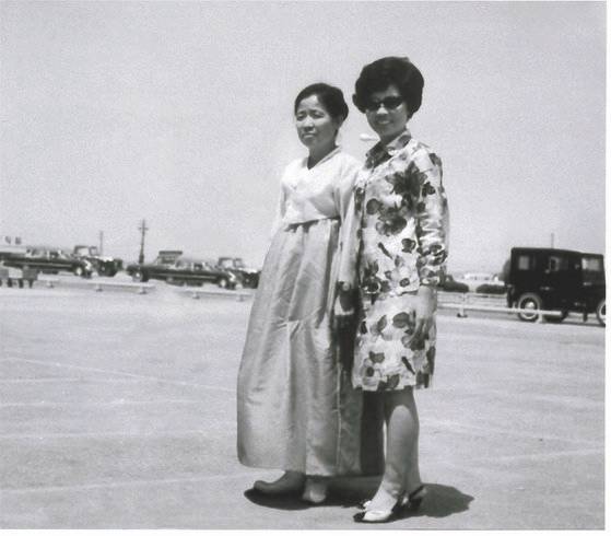 미국 유학 길에 어머니와 공항에서 함께 한 모습. 사진 가천대