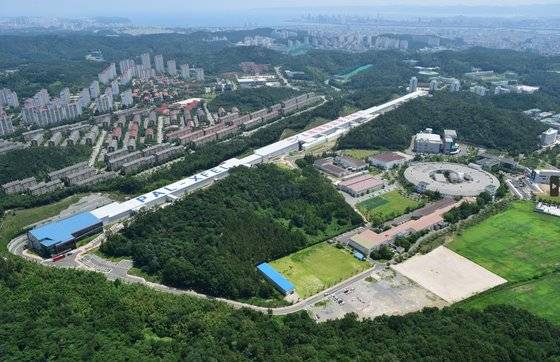 POSTECH 캠퍼스 내에 위치한 3세대 방사광가속기와 4세대 방사광가속기의 모습. 사진 POSTECH