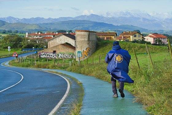 10월부터 북쪽길은 우기에 접어든다. 판초 우의는 비 뿐만 아니라 추위를 막아 주는 필수 아이템이다.