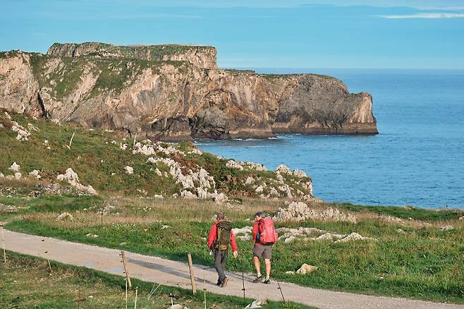 북쪽 길은 대서양을 바라보며 걷는다. 험한 산길을 넘어온 뒤 만나게 되는 낭만적인 순간이다.