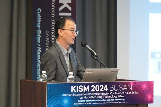 지난 14일 부산 해운대 파라다이스 호텔에서 열린 ‘2024년 국제반도체제조기술학술대회(KISM 2024)’에서 길덕신 SK하이닉스 소재개발 담당(부사장)이 반도체 소재를 주제로 기조연설하고 있다. 사진 한국반도체디스플레이기술학회