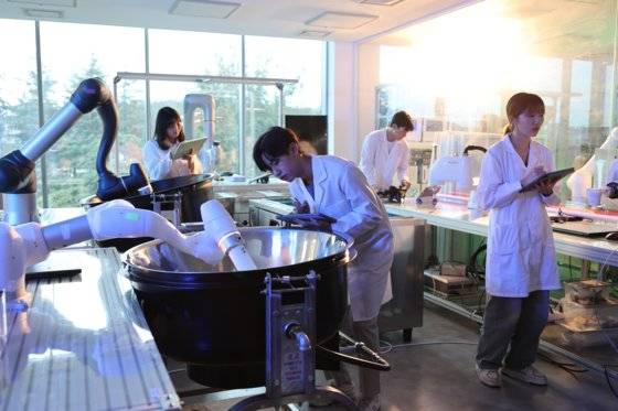 POSTECH IT융합공학과의 전공 수업에서 소형 로봇암을 활용한 실습이 진행 중이다. 사진 속 수업 장소인 메타메이커스페이스에는 3D 프린터, 레이저커터 등이 구비돼 학생들이 창의적 아이디어를 실현하는 데 도움을 주고 있다. 사진 POSTECH