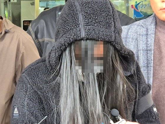 생후 7개월된 쌍둥이 딸을 살해한 혐의를 받는 친모 A씨(42)가 20일 광주지법 순천지원에서 구속 전 피의자 심문(영장실질심사)을 마친 뒤 법원을 나서고 있다. 황희규 기자