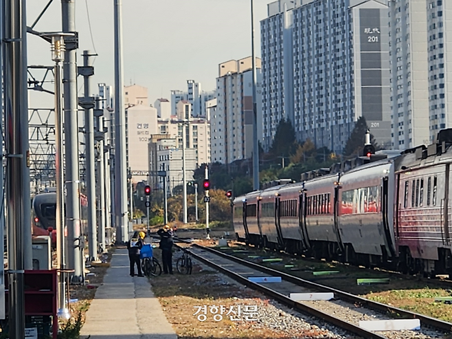 한국철도공사 정비사들이 19일 서울 마포구 서울차량사업소에서 열차를 정비한 다음 자전거를 타고 이동할 준비를 하고 있다. 오동욱 기자