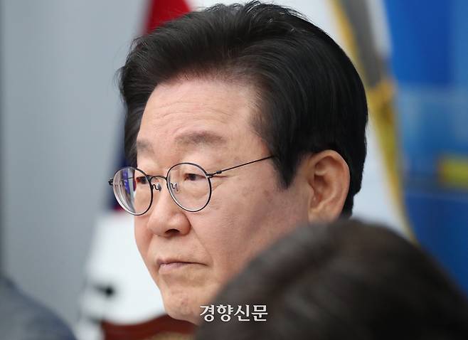 이재명 더불어민주당 대표가 20일 국회에서 윤진식 한국무역협회장과의 접견 도중 무거운 표정을 짓고 있다. 박민규 선임기자