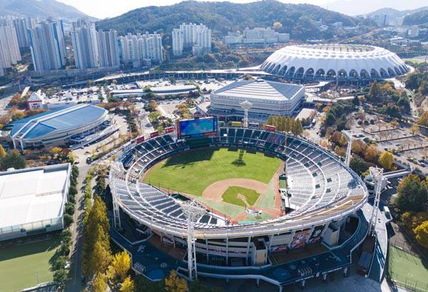 부산시가 20일 사직야구장, 아시아드주경기장, 실내수영장 등이 포함된 부산종합운동장을 스포츠에 문화 여가 기능까지 더한 복합단지로 재탄생시키는 계획을 발표했다. 사진은 이날 항공촬영한 부산종합운동장 일대 전경.  김동하 기자 kimdh@kookje.co.kr