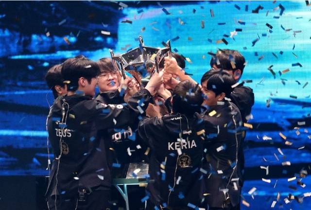 2023 리그 오브 레전드(LoL) 월드 챔피언십(롤드컵) 결승전에서 승리한 T1 선수들이 기뻐하고 있다. 사진공동취재단