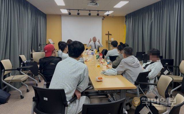 신용원 인천 참사랑병원 원목이 지난 12일 진행된 마약 중독자 집단 상담에서 진정한 회복이 무엇인지에 대해 설명하고 있다.