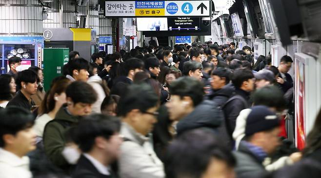 지하에서는 노조 태업 투쟁 서울교통공사 노동조합이 준법투쟁을 시작한 20일 오전 지하철 1호선 서울역 승강장이 승객들로 뒤엉켜 있다.  뉴스1