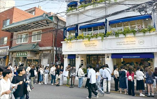 서울 한남동에 위치한 락피쉬 팝업 매장에 대기줄이 길게 늘어선 모습. (에이유브랜즈 제공)