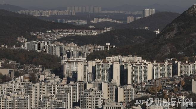 [서울=뉴시스] 정병혁 기자 = 서울 아파트 실거래가 지수가 올해 들어 처음으로 하락했다. 공동주택 실거래가지수에 따르면 지난 9월 서울 아파트 실거래가지수는 0.01% 하락한 것으로 조사됐다. 서울 아파트 실거래가지수가 하락한 것은 작년 12월(-1.19%) 이후 9개월 만에 처음으로 올해 들어 첫 하락 전환이다. 사진은 18일 서울 중구 남산에서 바라본 서울시내 아파트. 2024.11.18. jhope@newsis.com /사진=정병혁