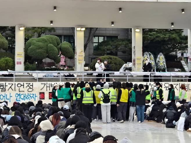 20일 동덕여대에서는 남녀 공학 전환, 총장 직선제 전환과 관련된 학생총회가 열렸다. 가로로 25명, 세로로 7명씩 총 11그룹이 만들어졌다. 구역마다 학생들은 자신의 의사를 밝히고 있다. /사진=이혜수 기자