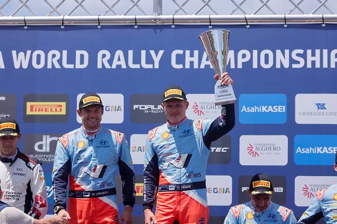 현대자동차 월드랠리팀, 2024 WRC 이탈리아 랠리 우승 당시 모습. 현대 월드랠리팀 드라이버 오트 타낙(가운데), 코드라이버 마틴 야르베오야(Martin Jrveoja, 왼쪽에서 두번째)가 우승하고 기뻐하는 모습 /사진=현대차