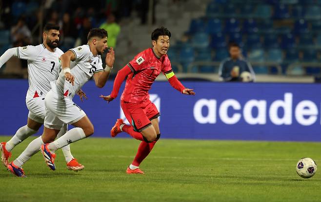 한국 축구대표팀이 지난 19일(한국시각) 국제축구연맹(FIFA) 랭킹 100위 팔레스타인과의 경기에서 무승부를 기록했다. 사진은 지난 19일(현지시각) 요르단 암만 국제 경기장에서 열린 2026 국제축구연맹(FIFA) 북중미 월드컵 아시아 3차 예선 B조 6차전 한국과 팔레스타인의 경기 후반전에서 손흥민이 돌파하는 모습. /사진=뉴시스