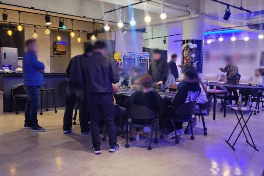 경찰이 지난 4월 불법 도박장을 연 혐의로 수사를 한 홀덤펍 조직의 제주 지점을 압수수색하고 있다. 부산경찰청 제공