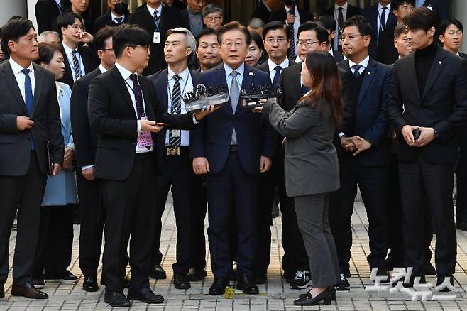 이재명 더불어민주당 대표가 15일 오후 서울 서초구 서울중앙지방법원에서 열린 '공직선거법 위반' 1심 선고 공판에서 징역 1년에 집행유예 2년을 선고 받은 뒤 법정을 나서고 있다. 류영주 기자