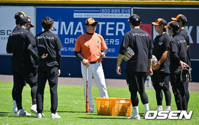 [OSEN=멜버른(호주), 박준형 기자] 한화 이글스가 3일 호주 빅토리아주 멜버른에 위치한 멜버른볼파크에서 스프링캠프를 진행했다. 한화 박재상 외야수비코치가 외야수들과 미팅을 갖고 있다. 2024.02.03 /soul1014@osen.co.kr