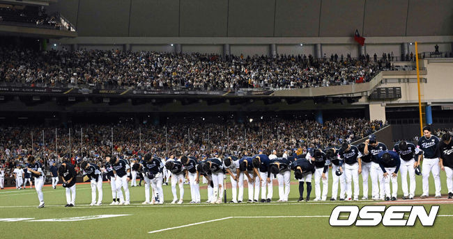 [OSEN=타이베이(대만), 이대선 기자]    Ryu Joong-il, who prided himself on having a better atmosphere than any other national team, suffered a shock loss in the first match of the Premier 12 Group B group stage. The Korean national baseball team, led by coach Ryu Joong-il, lost 3-6 in the first game against Taiwan in the 2024 WBSC Premier 12 Group B group stage held at the Taipei Dome in Taipei, Taiwan on the 13th. After losing, Korea is greeting the crowd. 2024.11.13 /sunday@osen.co.kr