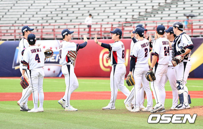 [OSEN=타이베이(대만), 이대선 기자]    Elimination from the group stage was confirmed early on, but thanks to Kim Do-young, the team was able to brighten its future. Ryu Joong-il, who appeared in the final game of the Premier 12, achieved a triumph of sorts with three hits, including Kim Do-young's home run. The Korean national baseball team, led by coach Ryu Joong-il, won 5-2 in the final match against Australia in the 2024 WBSC Premier 12 Group B group stage held at Tienmu Stadium in Taipei, Taiwan on the 18th. After the game, Korean players are sharing the joy of victory. 2024.11.17 /sunday@osen.co.kr