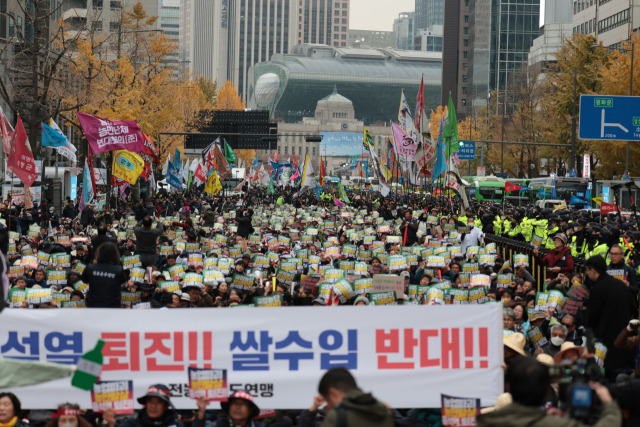 ▲20일 서울 중구 숭례문 앞 세종대로에서 열린 전국농민대회 및 윤석열 정권 퇴진 2차 총궐기에서 민주노총과 전국농민총연맹 소속 회원들이 구호를 외치고 있다. ⓒ연합뉴스