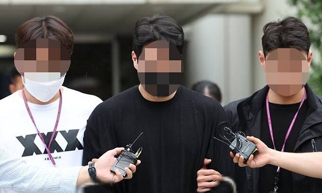 약물을 복용한 채 운전하다가 사고를 내 행인을 다치게 한 혐의를 받는 신모 씨(가운데)가 지난해 서울 서초구 서울중앙지방법원에서 구속 전 피의자 심문(영장실질심사)을 마친 뒤 이동하고 있는 모습. 연합뉴스
