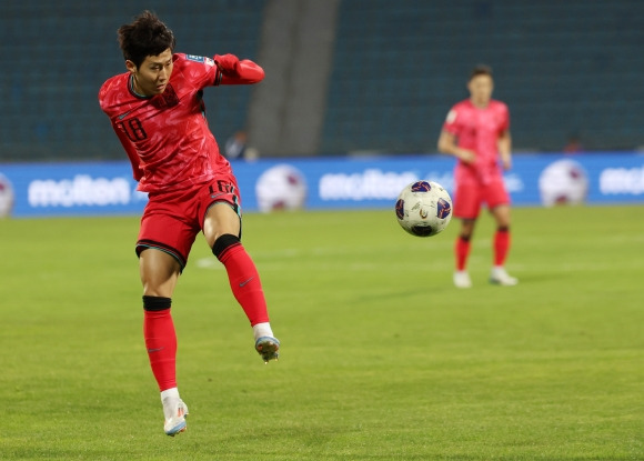 한국 축구 국가대표 이강인이 20일(한국시간) 요르단 암만 국제 경기장에서 끝난 2026 북중미월드컵 아시아 지역 3차 예선 B조 6차전 팔레스타인과의 원정 경기에서 트래핑하고 있다. 요르단 뉴시스