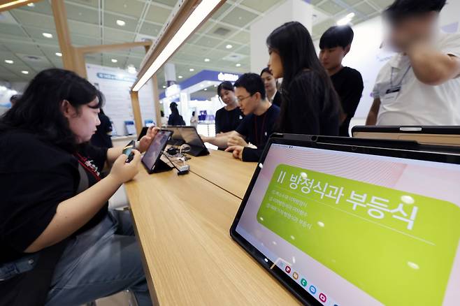 9월23일 서울 강남구에서 열린 2024 에듀테크 코리아 페어에서 관람객들이 AI 디지털 교과서를 체험하고 있다. ⓒ연합뉴스