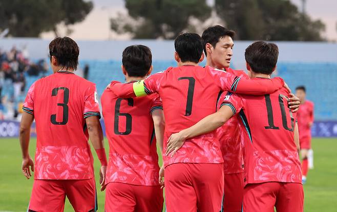 ▲ 한국 대표팀은 19일 요르단 암만의 암만 국제 경기장에서 열린 ‘2026 국제축구연맹(FIFA) 북중미월드컵’ 아시아지역 3차예선 B조 6차전에서 팔레스타인을 만났다. 1-1 무승부로 승점 1점만 가져왔다. 전반 12분 김민재가 백패스를 했는데 팔레스타인 수비를 제대로 체크하지 못했다. 조현우가 튀어나왔지만 팔레스타인 슈팅을 막을 수 없었고 충격적인 실점을 범하게 됐다. 그러나 리드를 빠르게 동점으로 돌린 주인공은 손흥민이었다. 전반 16분 손흥민이 측면으로 볼을 건넨 이후 하프스페이스로 빠져 들어갔고 감각적인 오른발 슈팅으로 밀어 넣었다. 하지만 후반에 득점하지 못하며 이기지 못했다 ⓒ연합뉴스