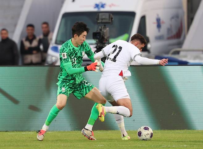 ▲ 한국 대표팀은 19일 요르단 암만의 암만 국제 경기장에서 열린 ‘2026 국제축구연맹(FIFA) 북중미월드컵’ 아시아지역 3차예선 B조 6차전에서 팔레스타인을 만났다. 1-1 무승부로 승점 1점만 가져왔다. 전반 12분 김민재가 백패스를 했는데 팔레스타인 수비를 제대로 체크하지 못했다. 조현우가 튀어나왔지만 팔레스타인 슈팅을 막을 수 없었고 충격적인 실점을 범하게 됐다. 그러나 리드를 빠르게 동점으로 돌린 주인공은 손흥민이었다. 전반 16분 손흥민이 측면으로 볼을 건넨 이후 하프스페이스로 빠져 들어갔고 감각적인 오른발 슈팅으로 밀어 넣었다. 하지만 후반에 득점하지 못하며 이기지 못했다 ⓒ연합뉴스