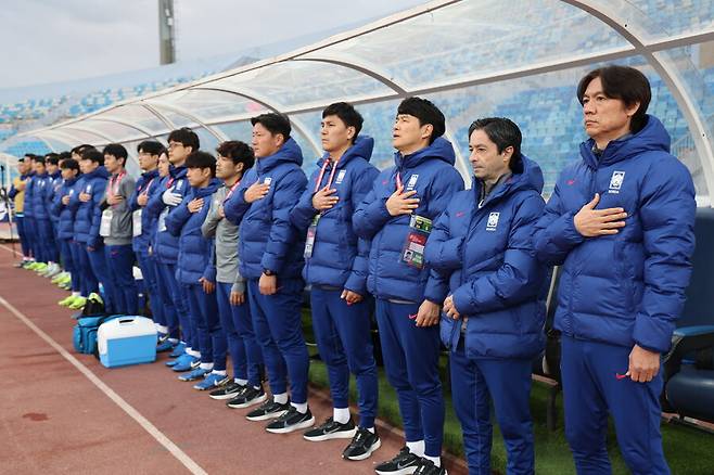 ▲ 한국 대표팀은 19일 요르단 암만의 암만 국제 경기장에서 열린 ‘2026 국제축구연맹(FIFA) 북중미월드컵’ 아시아지역 3차예선 B조 6차전에서 팔레스타인을 만났다. 1-1 무승부로 승점 1점만 가져왔다. 전반 12분 김민재가 백패스를 했는데 팔레스타인 수비를 제대로 체크하지 못했다. 조현우가 튀어나왔지만 팔레스타인 슈팅을 막을 수 없었고 충격적인 실점을 범하게 됐다. 그러나 리드를 빠르게 동점으로 돌린 주인공은 손흥민이었다. 전반 16분 손흥민이 측면으로 볼을 건넨 이후 하프스페이스로 빠져 들어갔고 감각적인 오른발 슈팅으로 밀어 넣었다. 하지만 후반에 득점하지 못하며 이기지 못했다 ⓒ연합뉴스