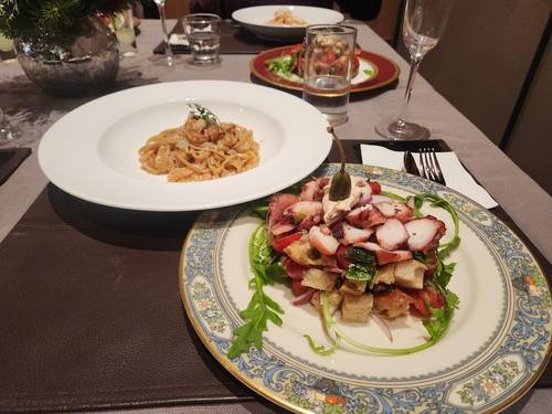 문어 토스카나 판자넬라 브레드 샐러드와 새우 레몬 링귀니 파스타 [촬영 차민지]