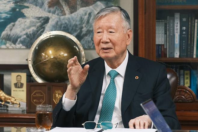 인터뷰하는 이중근 부영그룹 회장 (서울=연합뉴스) 류효림 기자 = 이중근 부영그룹 회장이 지난 19일 서울 중구 부영그룹 본사 회장실에서 연합뉴스와 인터뷰하며 재가 임종제도 필요성을 설명하고 있다. ryousanta@yna.co.kr