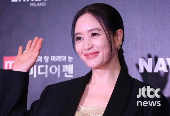 배우 김혜수가 7일 오후 서울 강남구 논현동 건설회관에서 열린 '제28회 춘사국제영화제' 레드카펫에 참석해 포즈를 취하고 있다. 김현우 엔터뉴스팀 기자 kim.hyunwoo3@jtbc.co.kr (콘텐트비즈니스본부)