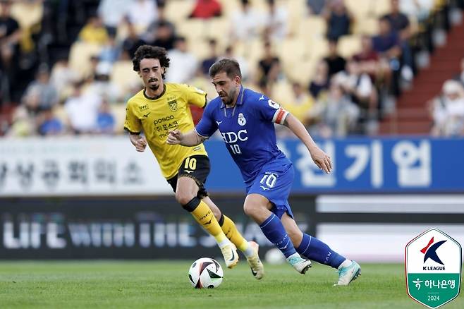 전남 드래곤즈의 발디비아(왼쪽)와 부산 아이파크의 라마스. (한국프로축구연맹 제공)