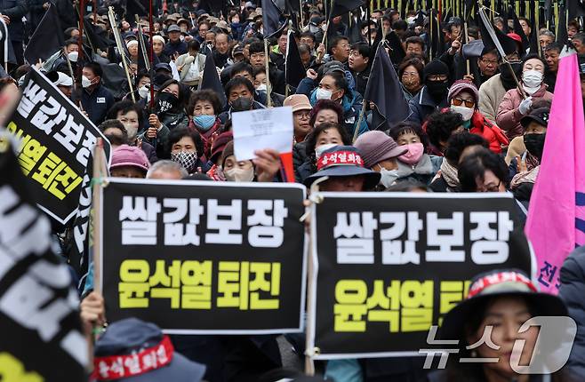 20일 오후 서울 중구 농협중앙회 본점 앞에서 열린 쌀값보장 농민결의대회에서 참가자들이 구호를 외치고 있다. 2024.11.20/뉴스1 ⓒ News1 이동해 기자